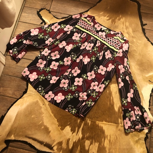 crown & ivy Tops - Crown & ivy 1x top 💍*